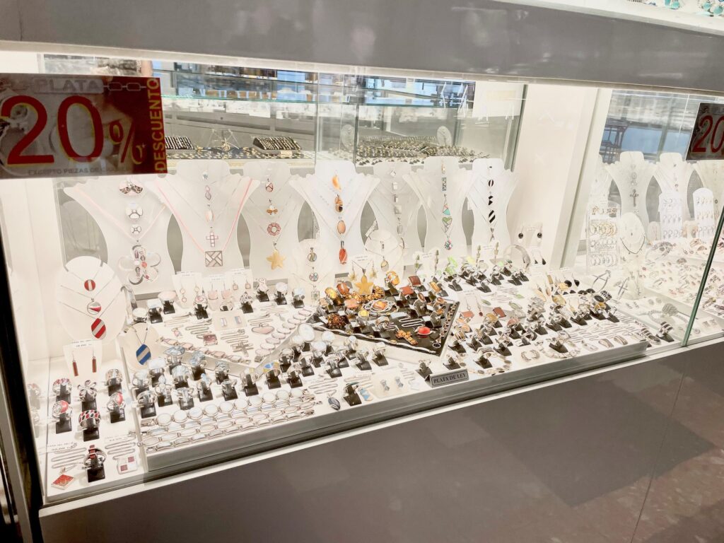 Vitrinas con joyas de oro y plata en Casa del Oro Meridiano