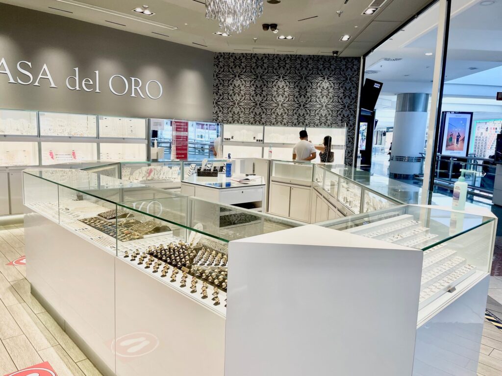 Detalle de vitrina de joyas en Casa del Oro